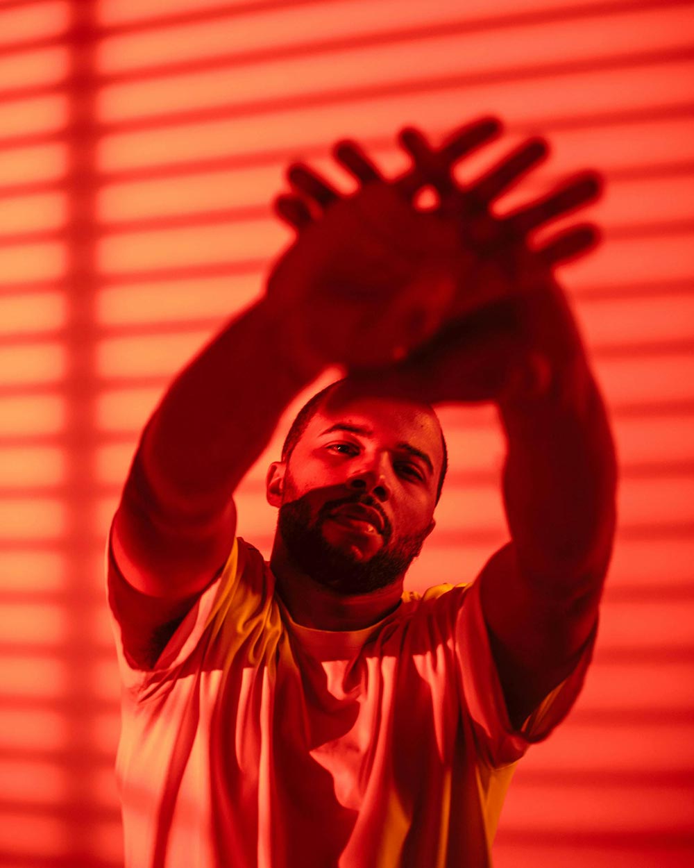 Un homme dans une prison