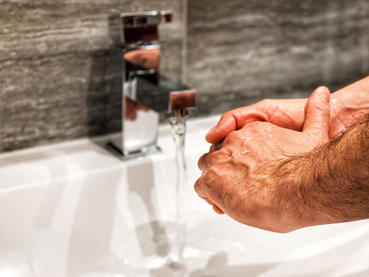 Un homme nettoyant son masturbateur