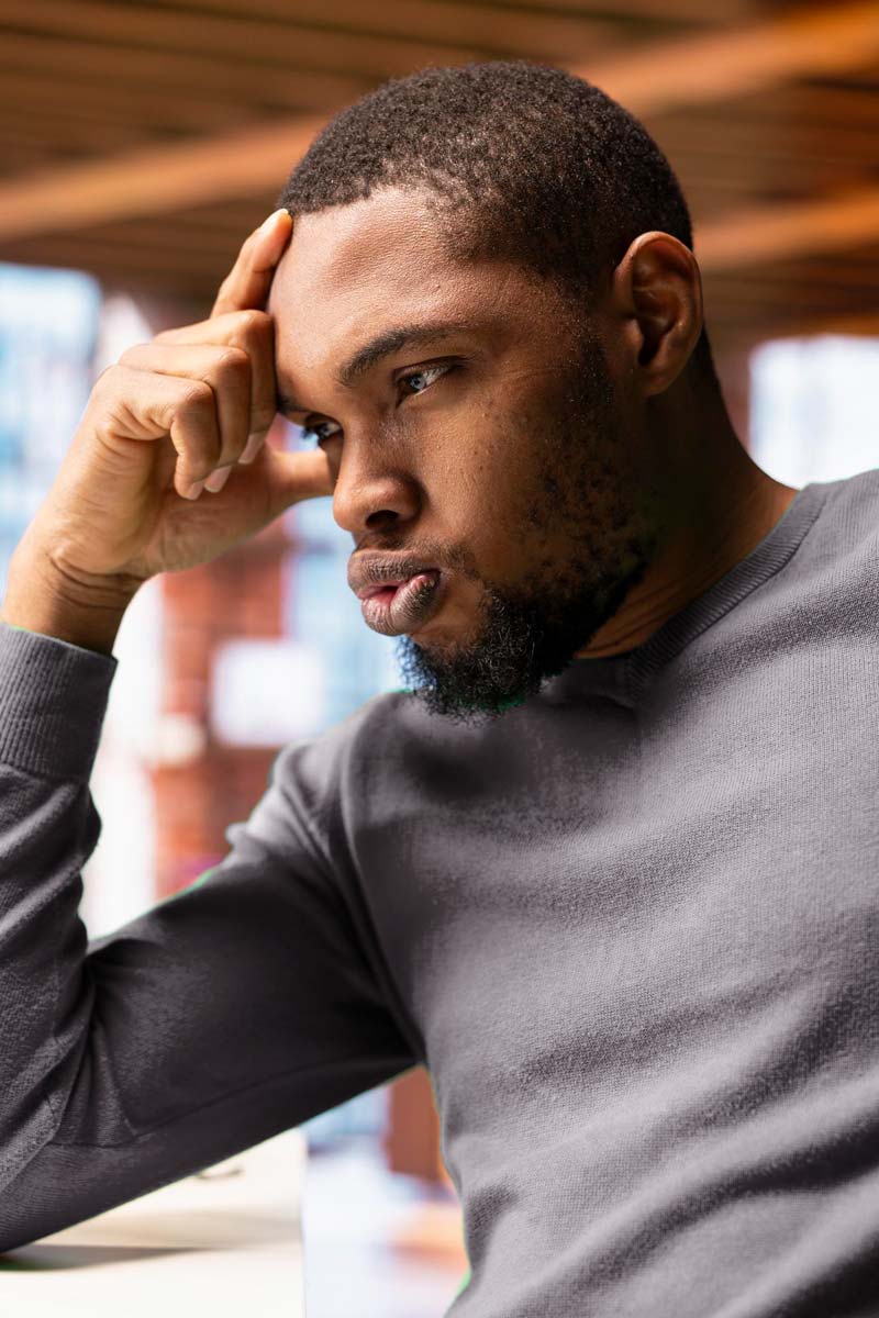 Un homme se posant une question