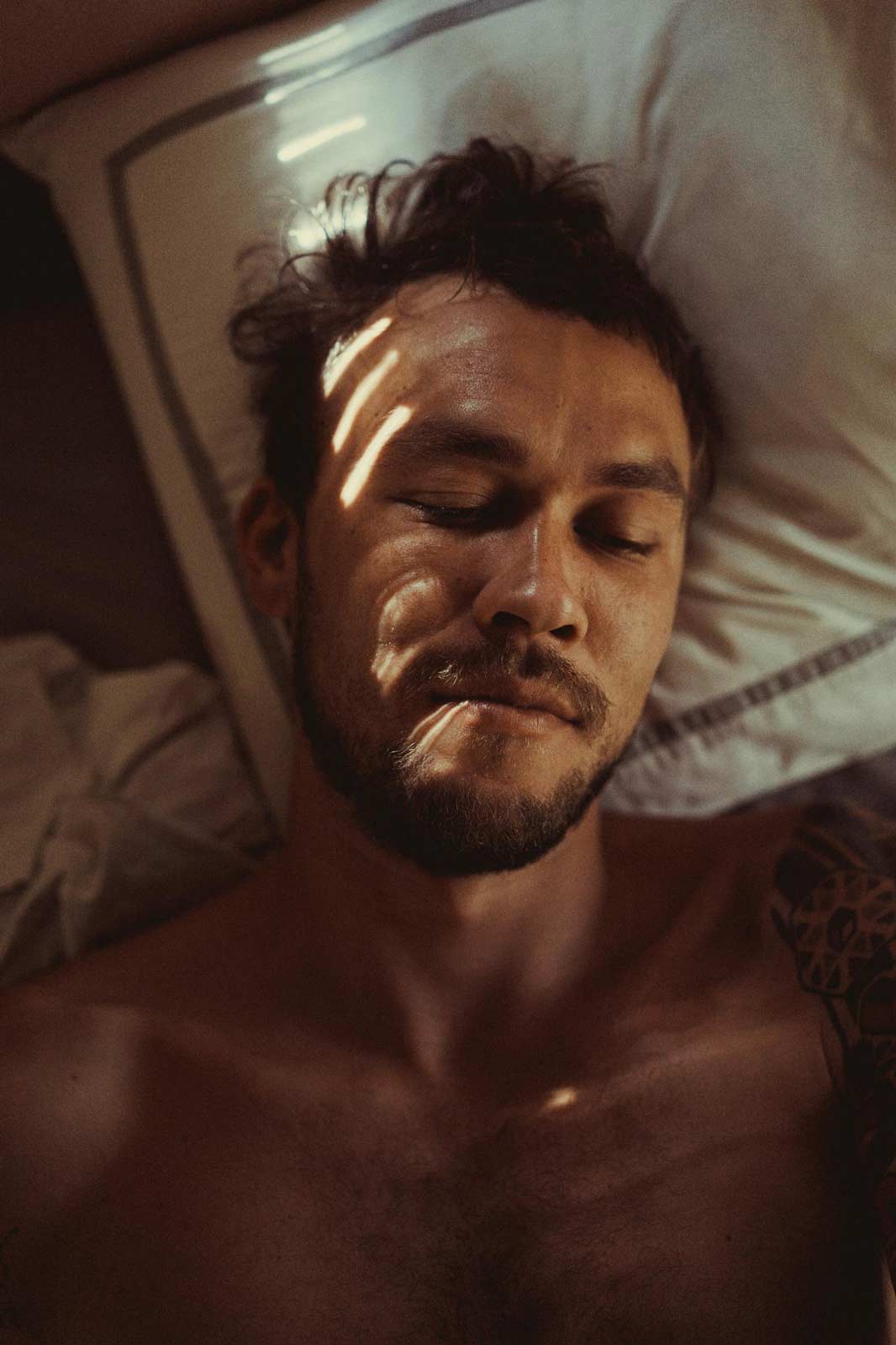 Un homme concentré dans un lit