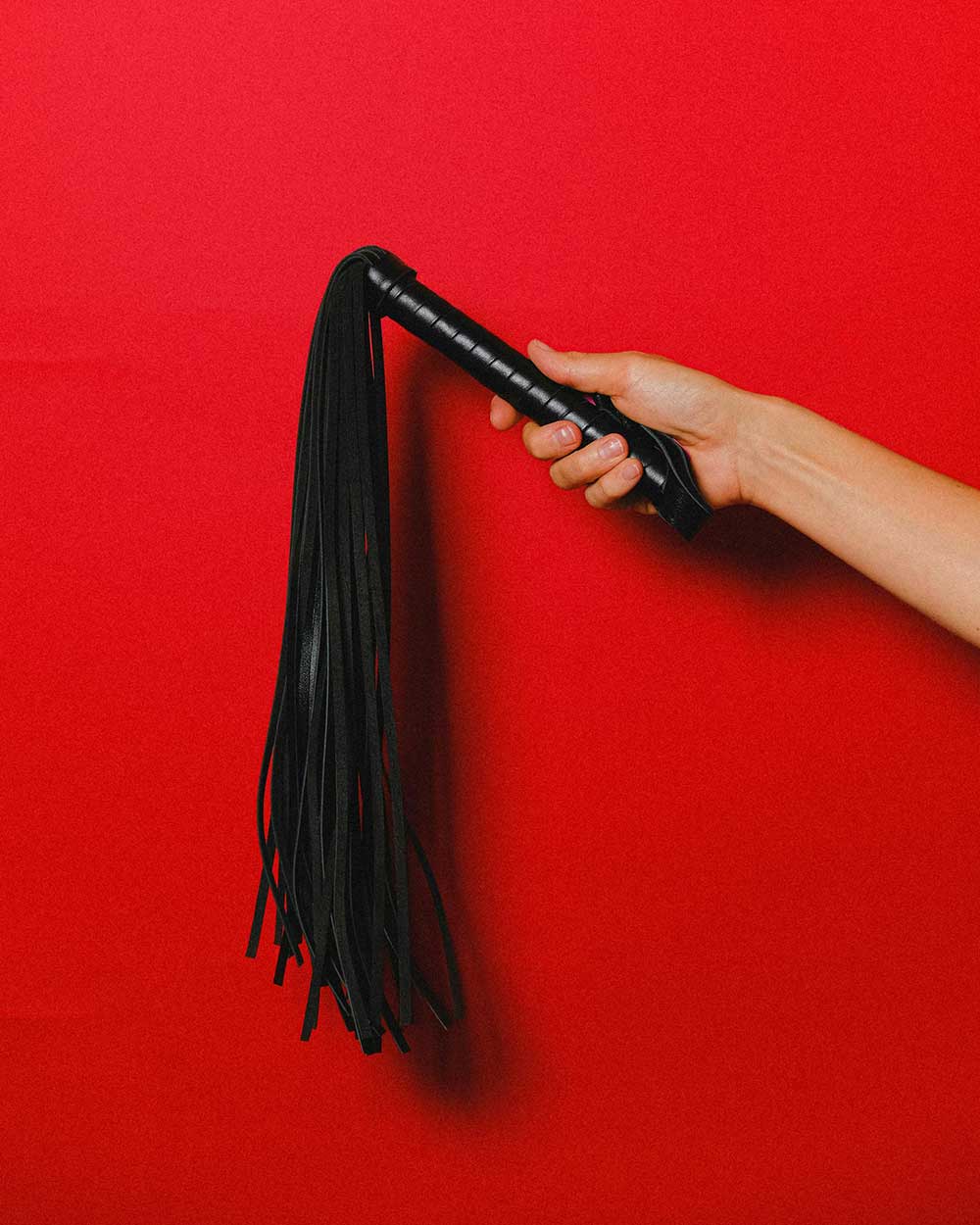 Une femme tenant un fouet