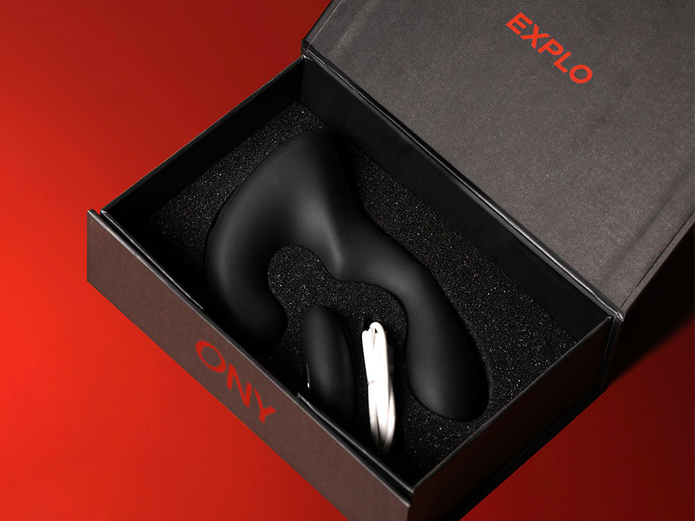 Le stimulateur de point P Explo placé dans son étui avec télécommande et câble de recharge. Vue de haut.