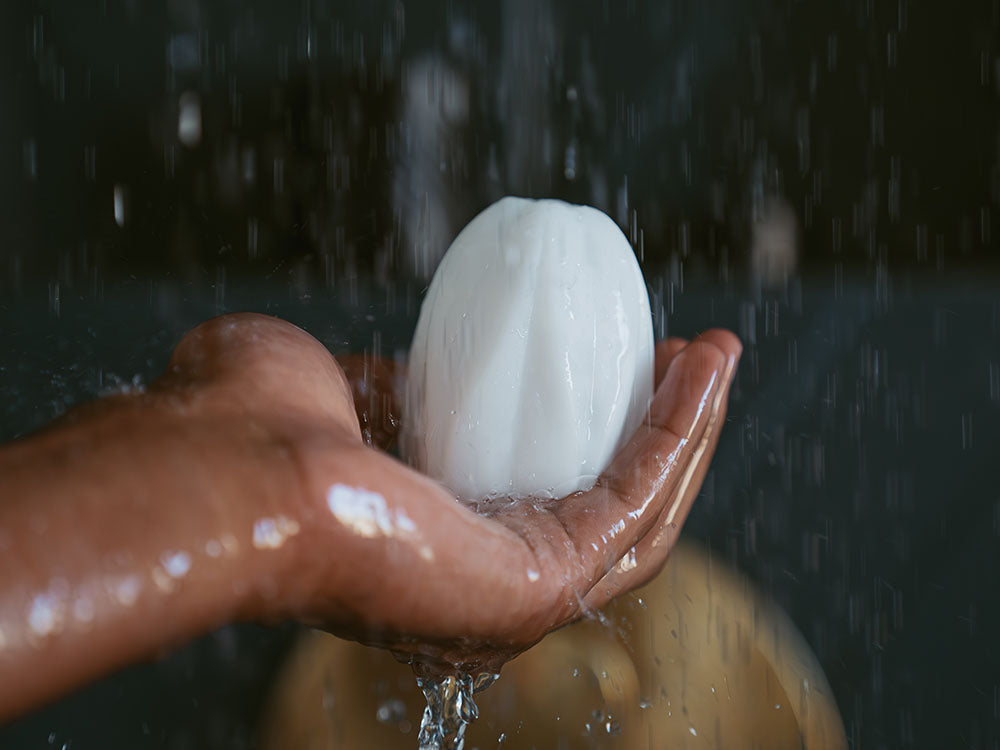 Un homme sous la douche tenant la vaginette Nomad