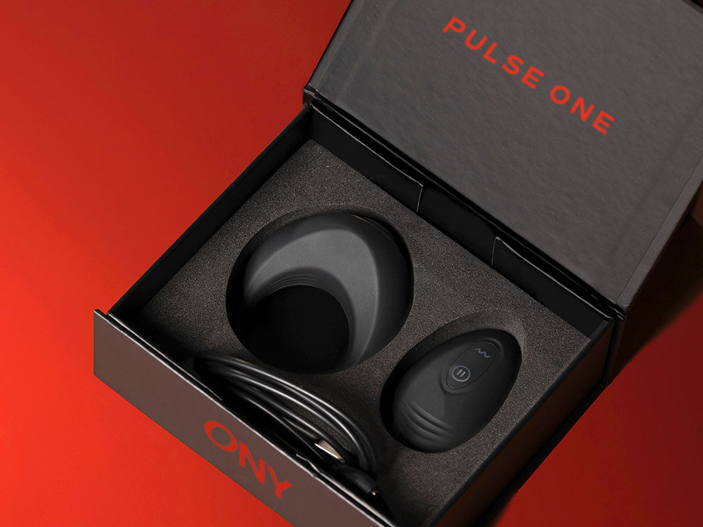 Le packaging ouvert nous permet de voir son contenu : un cockring Pulse One, sa télécommande et le câble de branchement