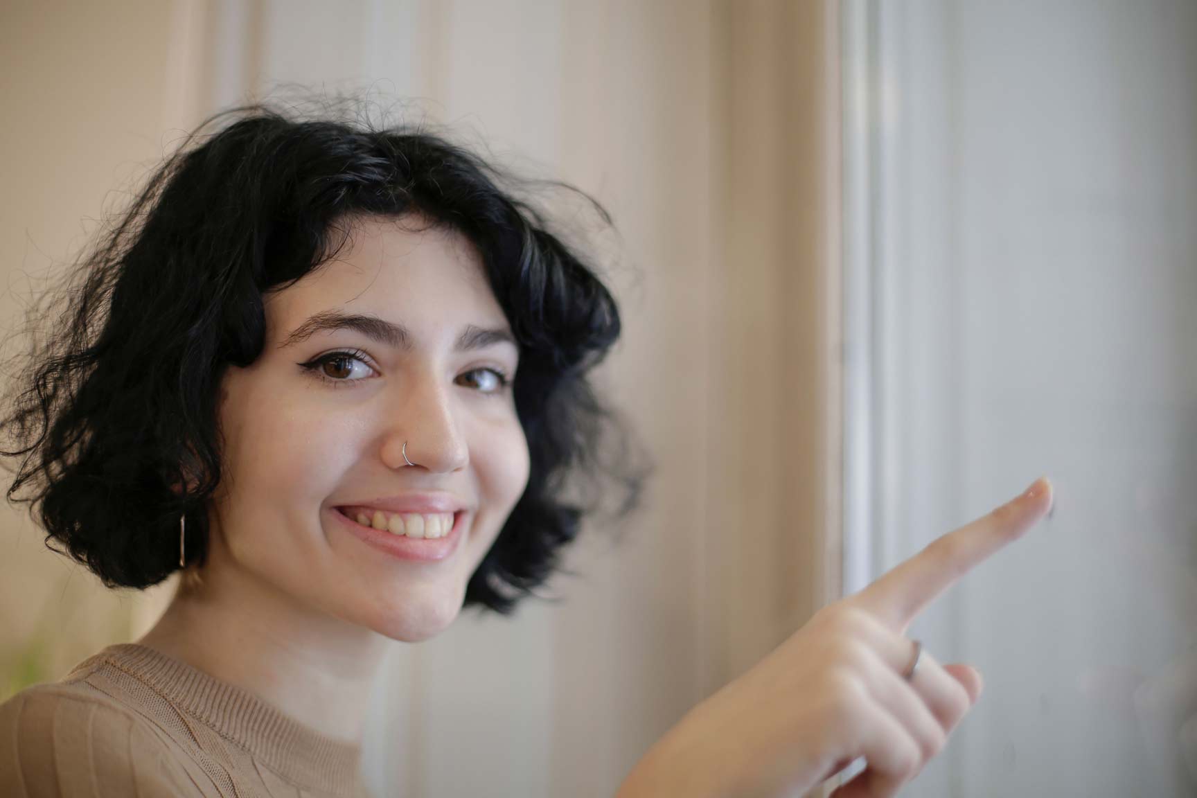 Une femme montrant son doigt