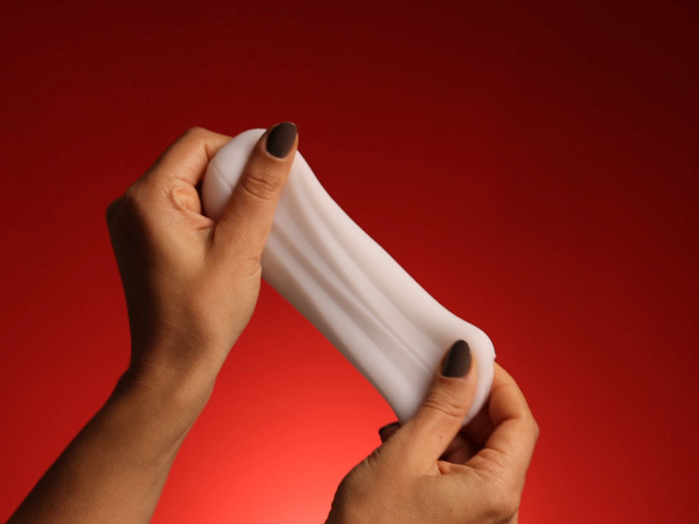 Une femme tenant une gaine