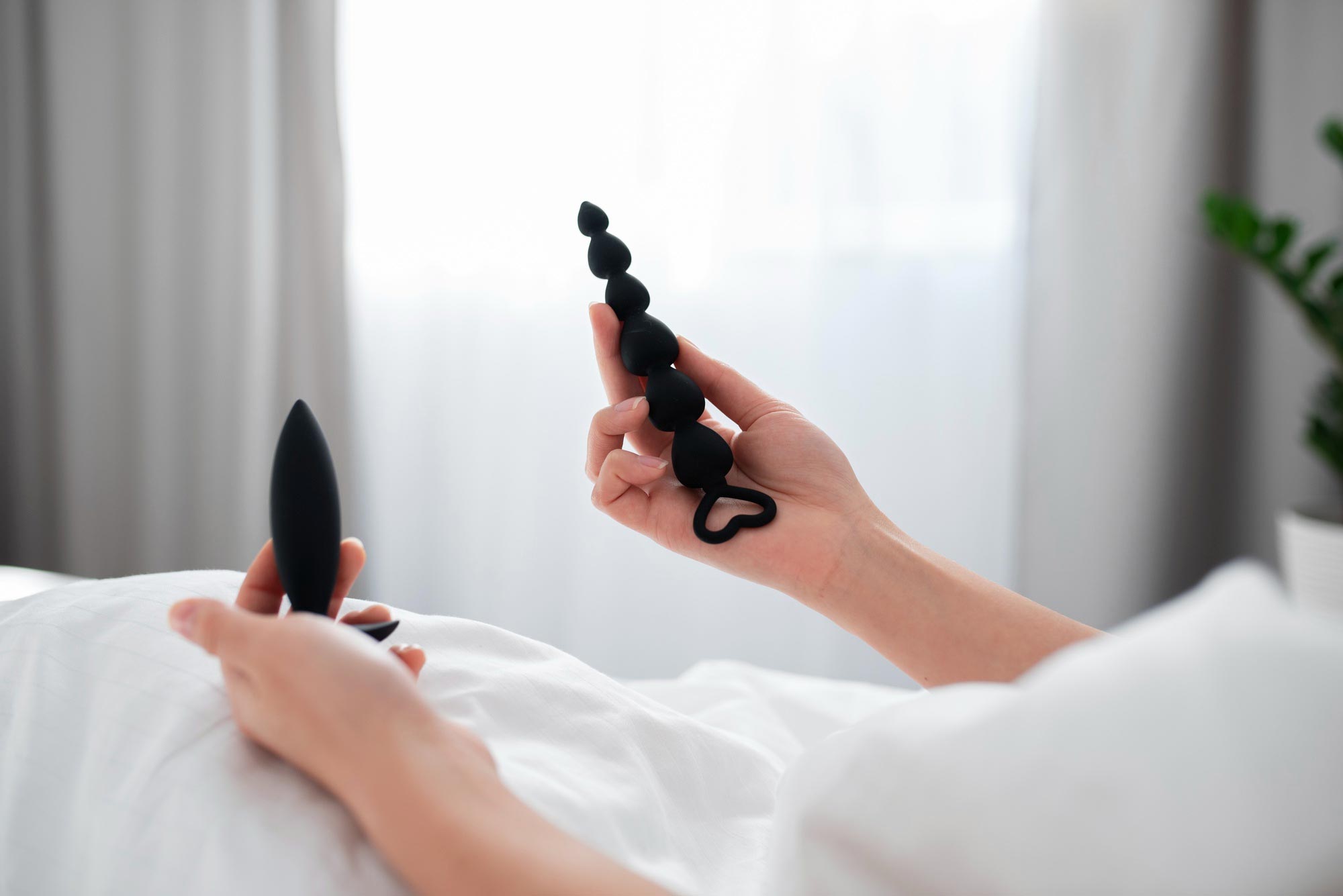 Une femme tenant un sextoy