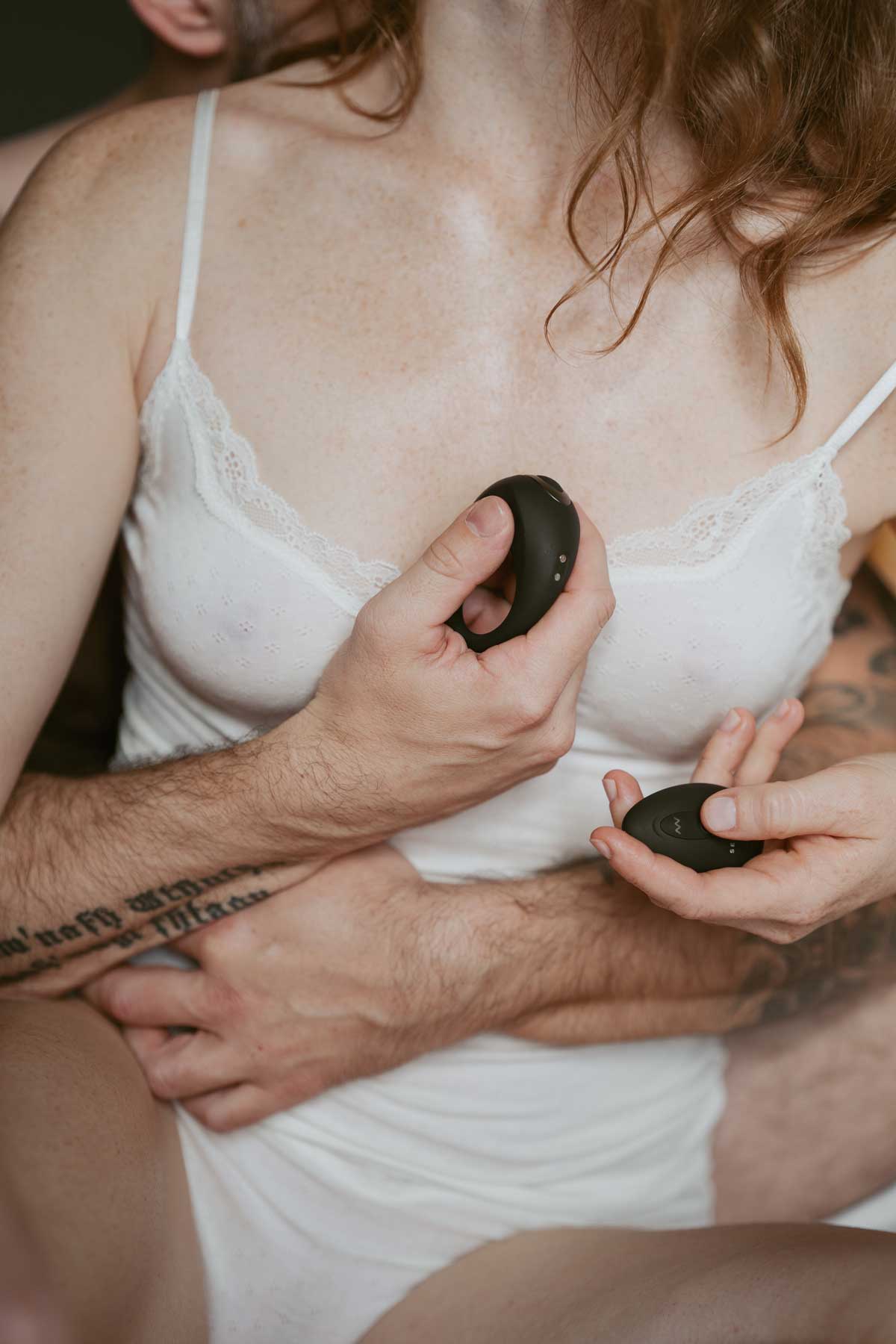 Un couple se faisant un calin