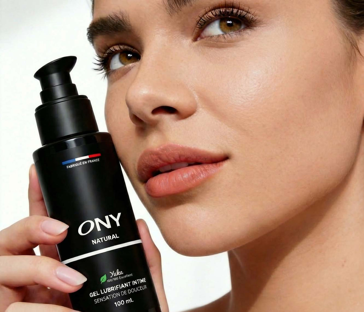 Une femme tenant un lubrifiant Natural de la marque ONY