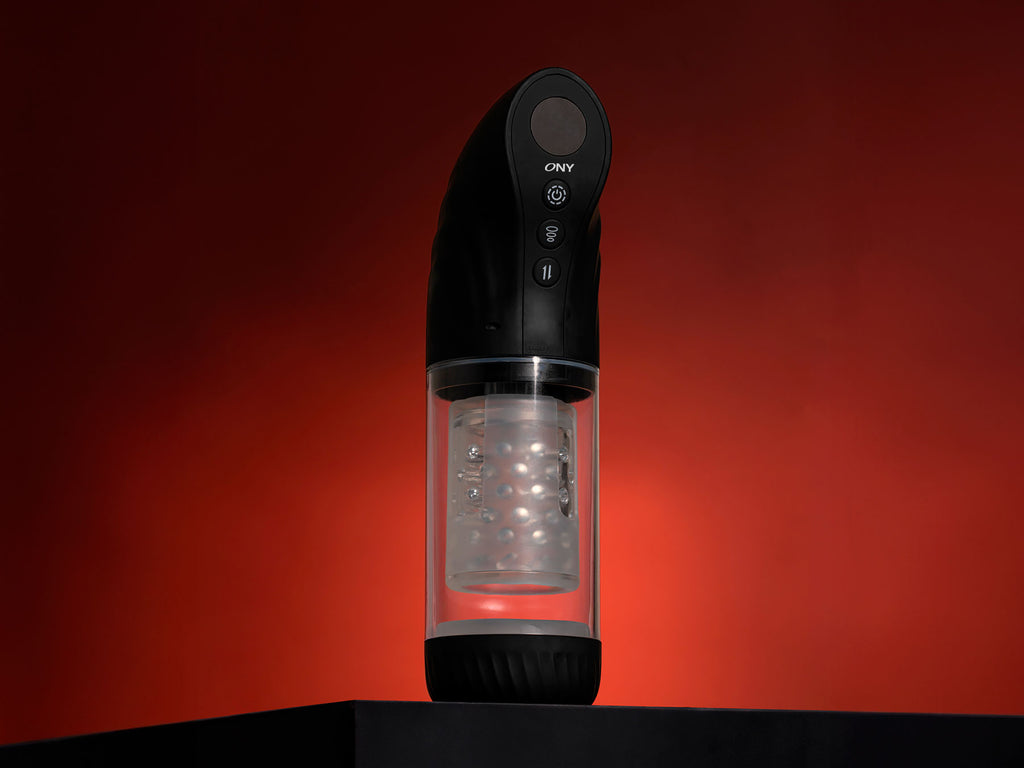 Masturbateur automatique sextoy homme ONY Exa One, posé à la verticule sur une table noire