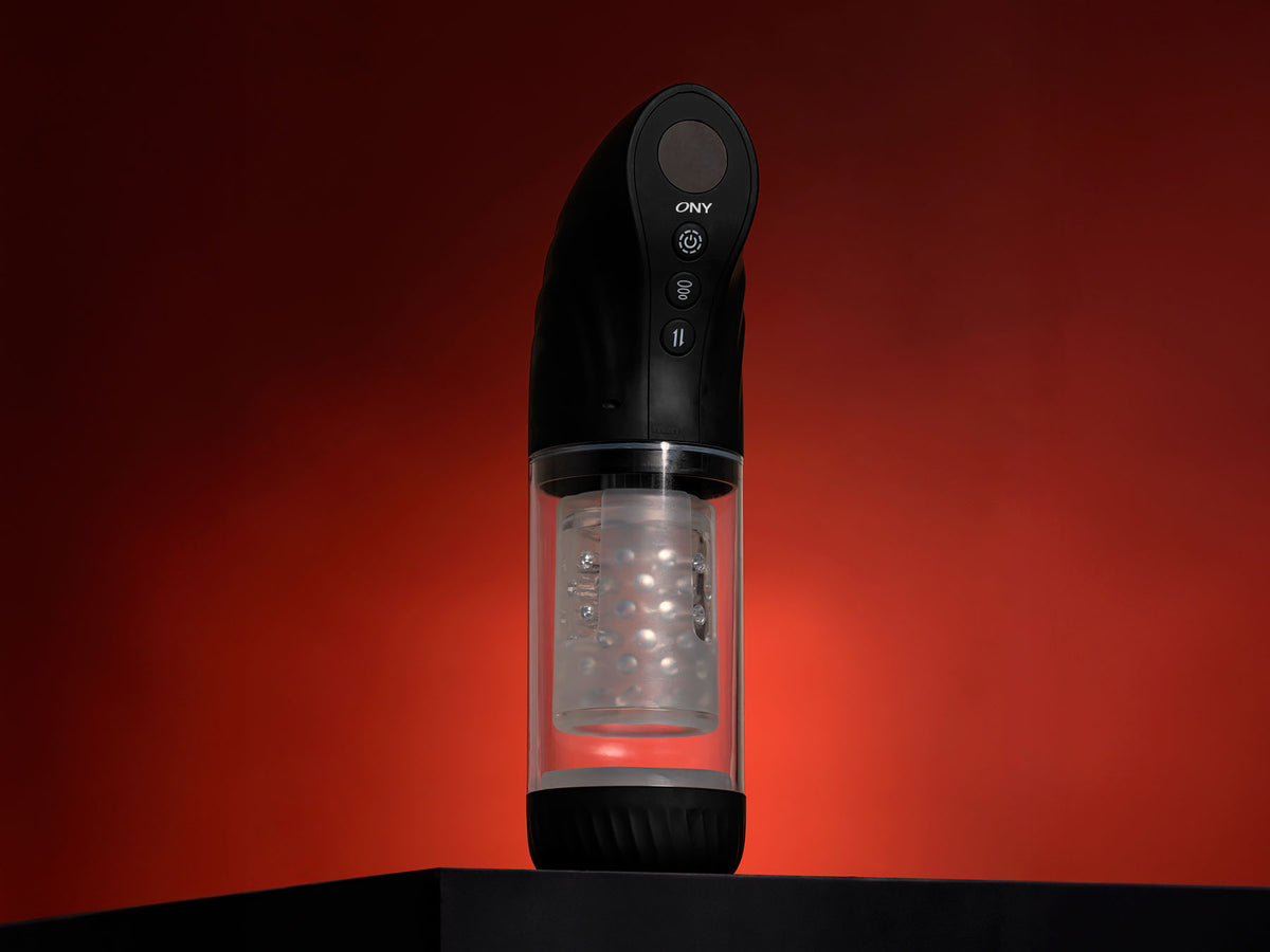 Masturbateur automatique sextoy homme ONY Exa One, posé à la verticule sur une table noire