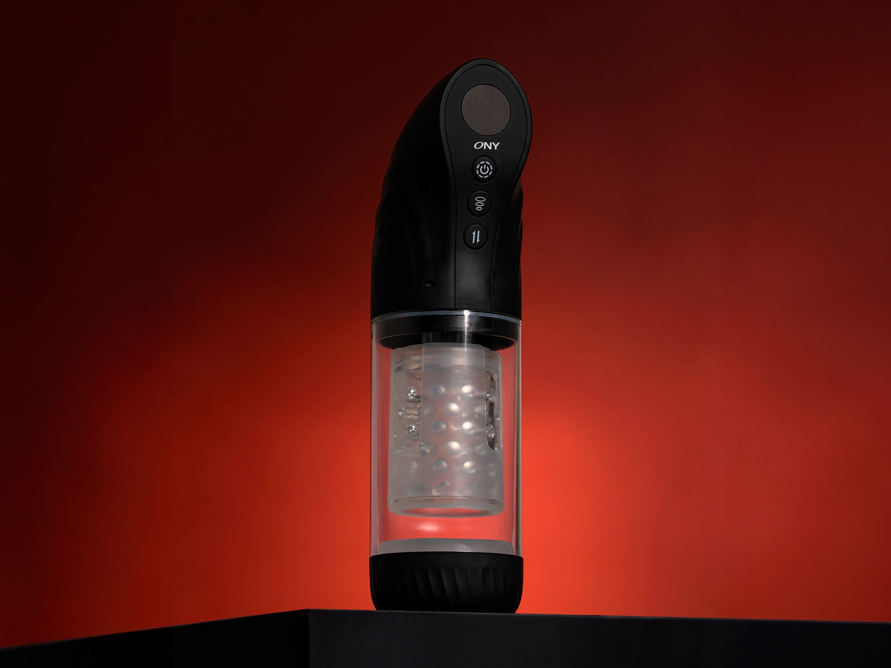 Masturbateur automatique sextoy homme ONY Exa One, posé à la verticule sur une table noire Image