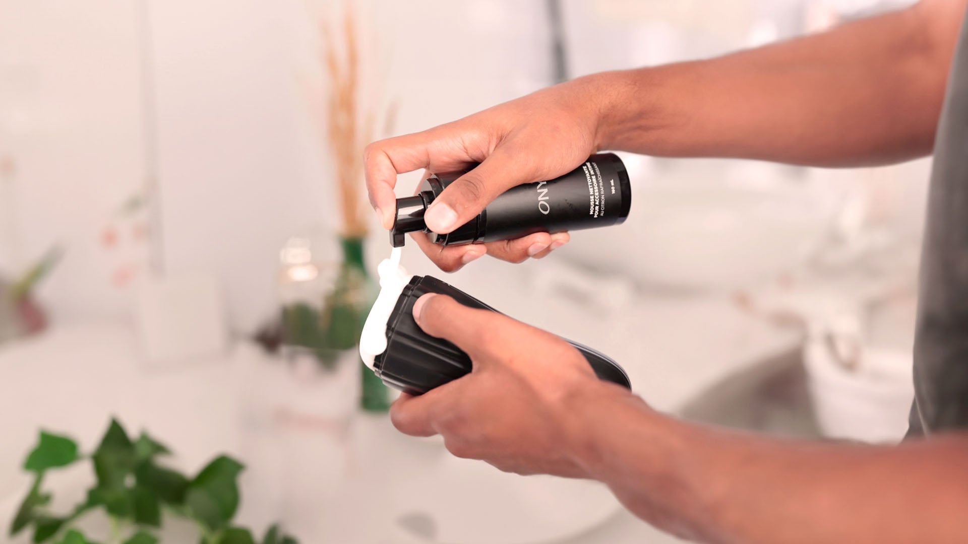 Mains d’un homme nettoyant une vaginette TPR à l’eau tiède pour assurer hygiène et durabilité
