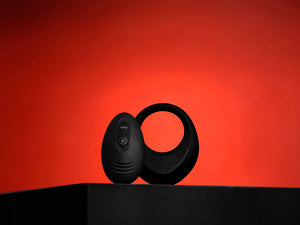 Le cockring Pulse One et ta télécommande posés à la verticale