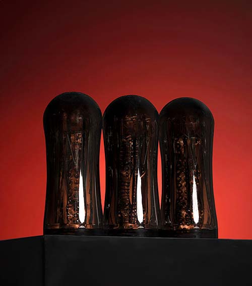 Sur fond rouge, 3 vaginettes Pure de la gamme Authentic placées sur une table noire